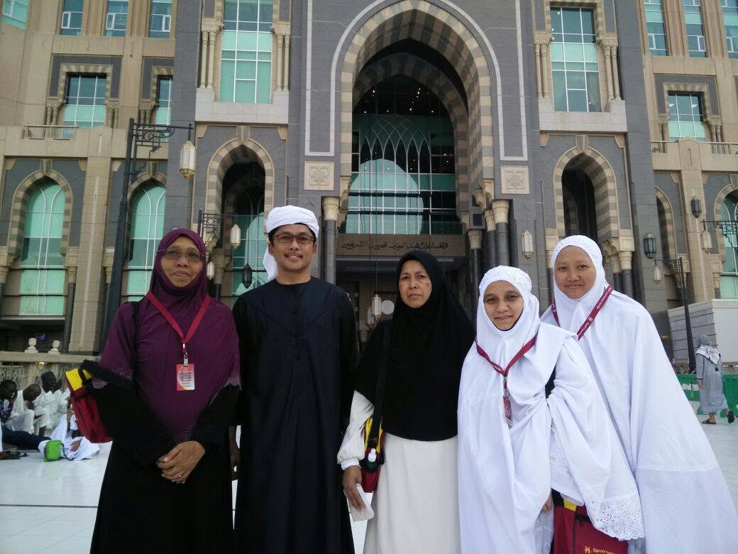 Kenangan jemaah bergambar bersama di hadapan sebuah bangunan